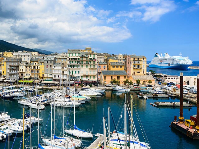 フランス領ながら風情はイタリア 地中海に浮かぶコルシカ島の港町 | 今日の絶景