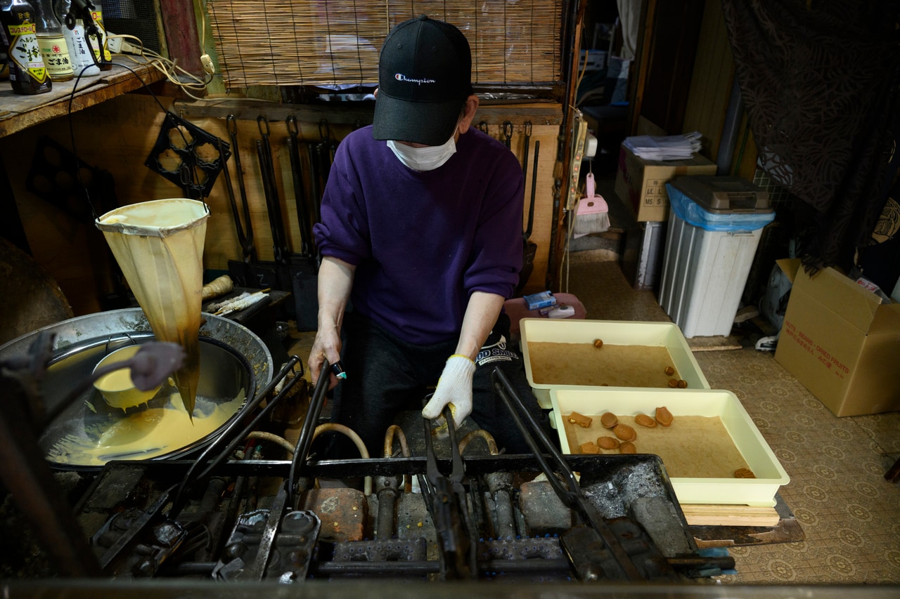 焼き型を持ち上げるのは重労働だが、それでも大谷さんは「もっとおいしい野球カステラを」と余念がない。