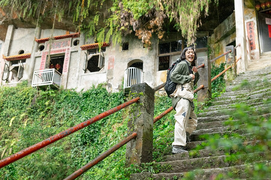 岩の階段を登った先には、岩壁のくぼみに建てられたお寺・銀河洞純陽宮が佇む。歴史を感じる趣のある雰囲気。