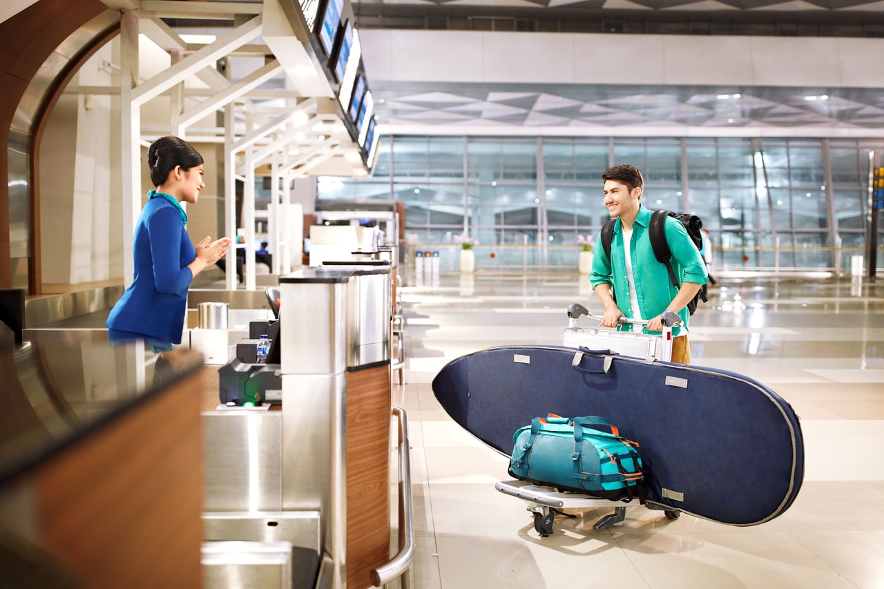 スポーツ用品の受託手荷物が1点無料のサービスは、サーファーやゴルファーにとってありがたい!