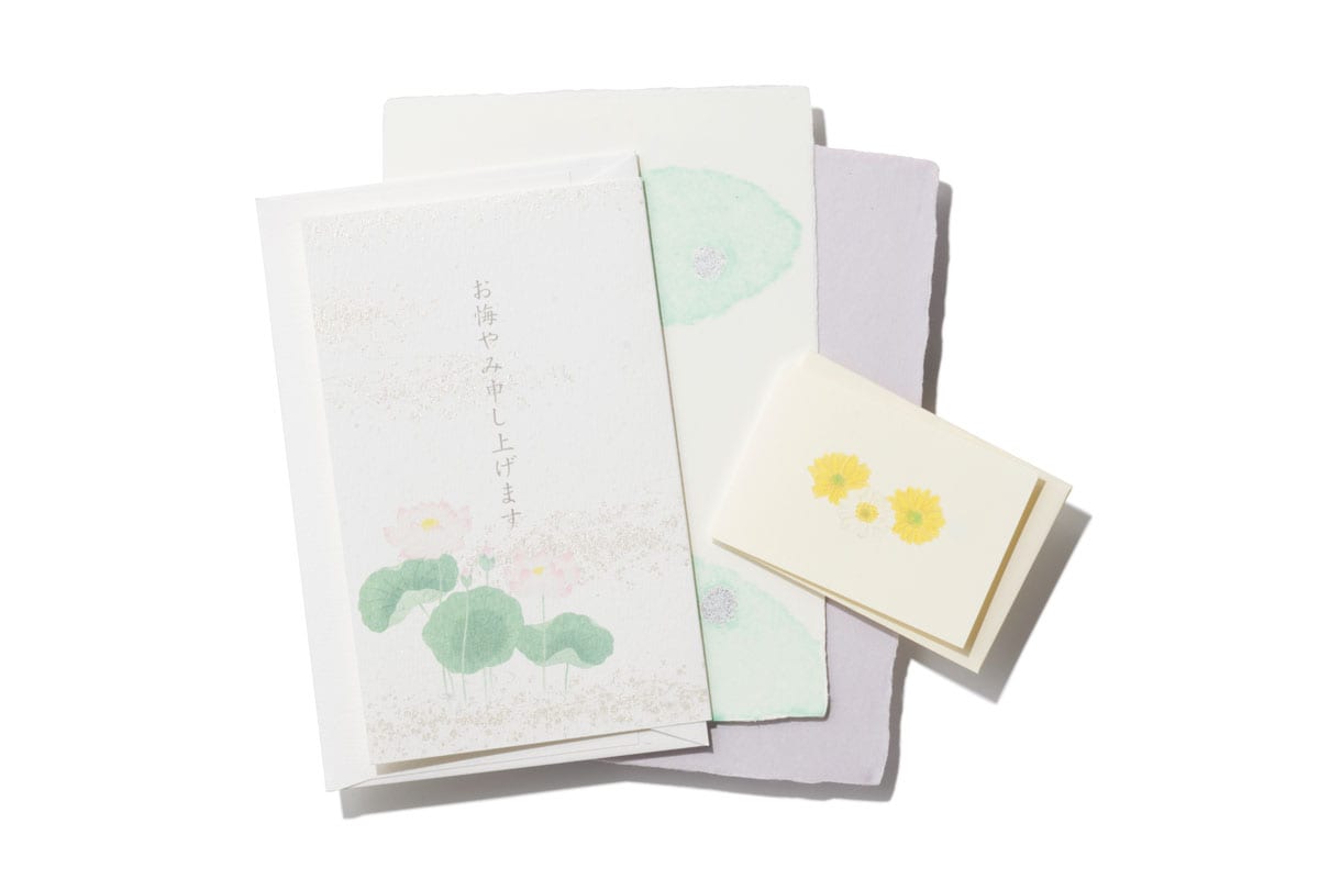 「カード各種」左から、お悔やみカード 220円、漉き込み模様の和紙はがき 143円、越中和紙はがき（紫） 121円、菊柄のミニ・カードは、ほんの一言添えたいときに。短くても気持ちは伝えられる。 176円／東京鳩居堂 銀座本店。日本の四季や伝統の柄を写した和紙のはがきは弔事用も揃う。「花の柄を選ぶなら菊や蓮」など、しきたりのプロに店頭で相談できるのもありがたい。