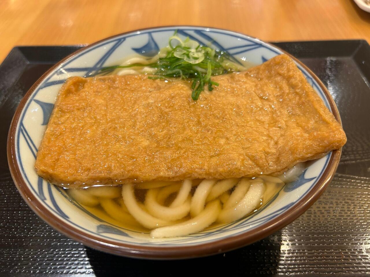 お揚げが大きい「きつねうどん」