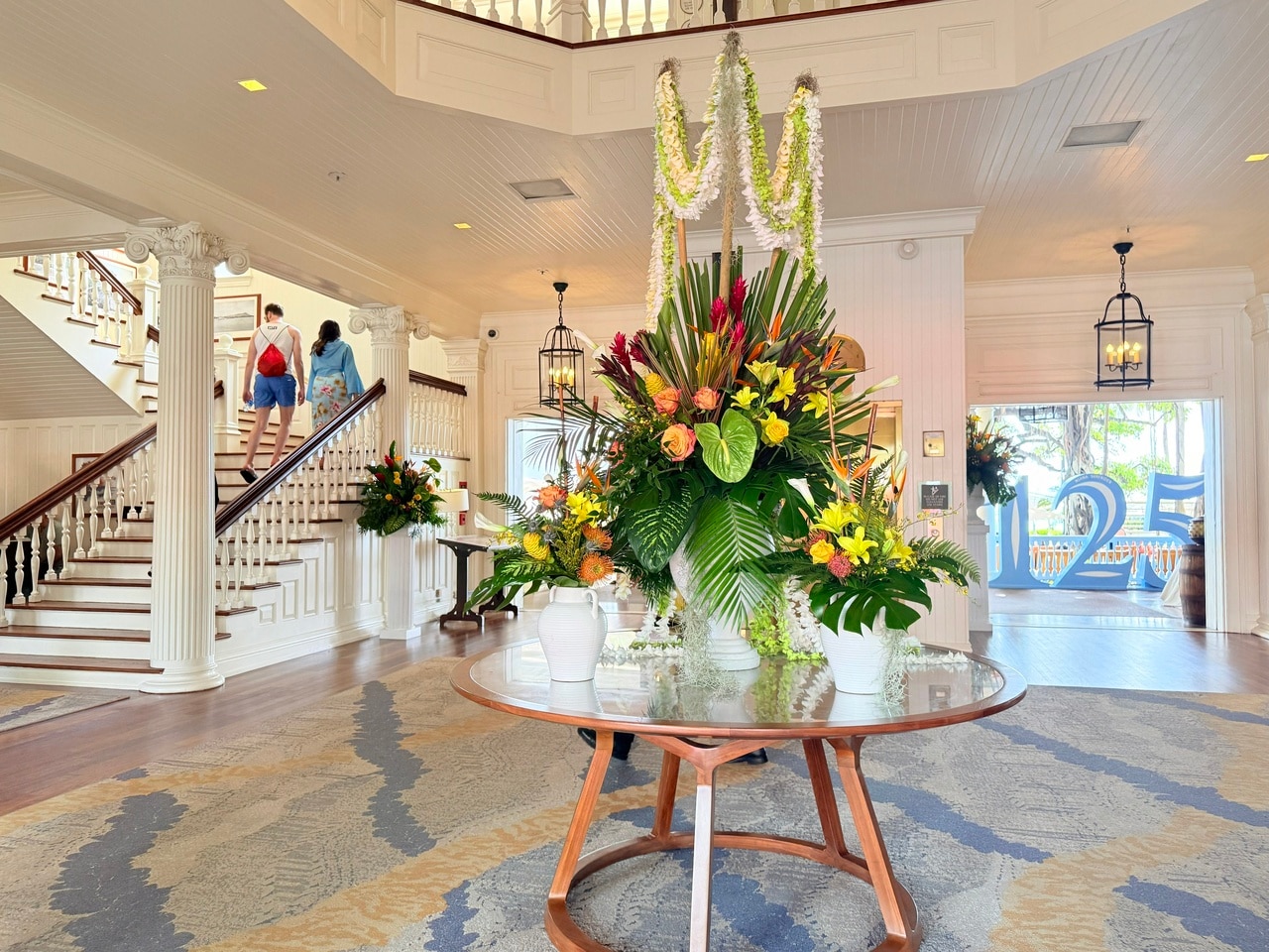 開業125周年を迎えた「モアナサーフライダー ウェスティン リゾート＆スパ」のメインエントランスホール。その奥には「125」の文字のモニュメントが設置されています。