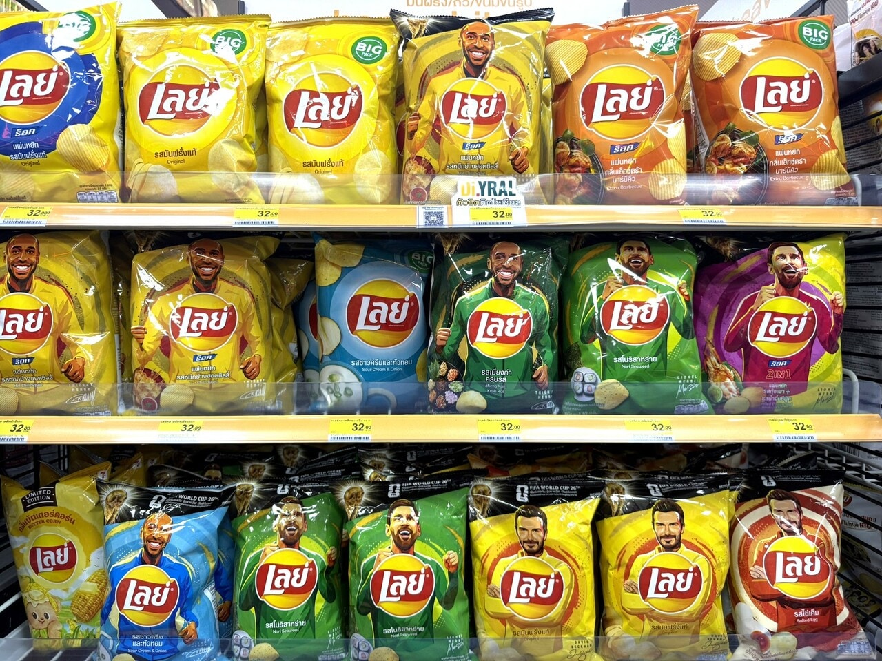 多彩なフレーバーが揃う「Lay's」のポテトチップス（各32バーツ）。