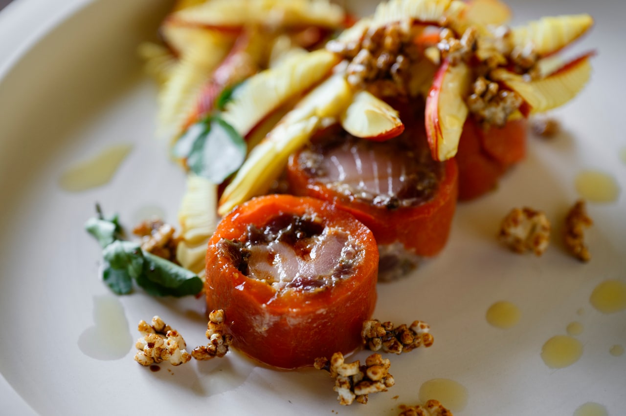 「マグロのマリネ」。山や海、あちこちの素材を組み合わせたひと皿。