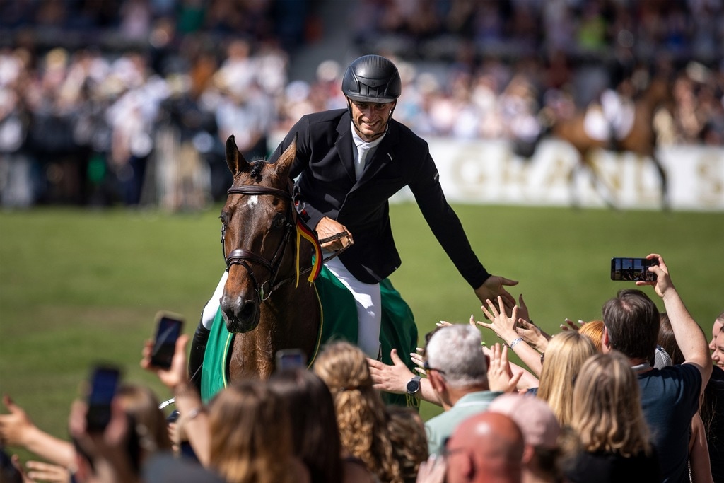 ファンから祝福される29歳のリヒャルト・フォーゲル。© Rolex/Ashley Neuhof