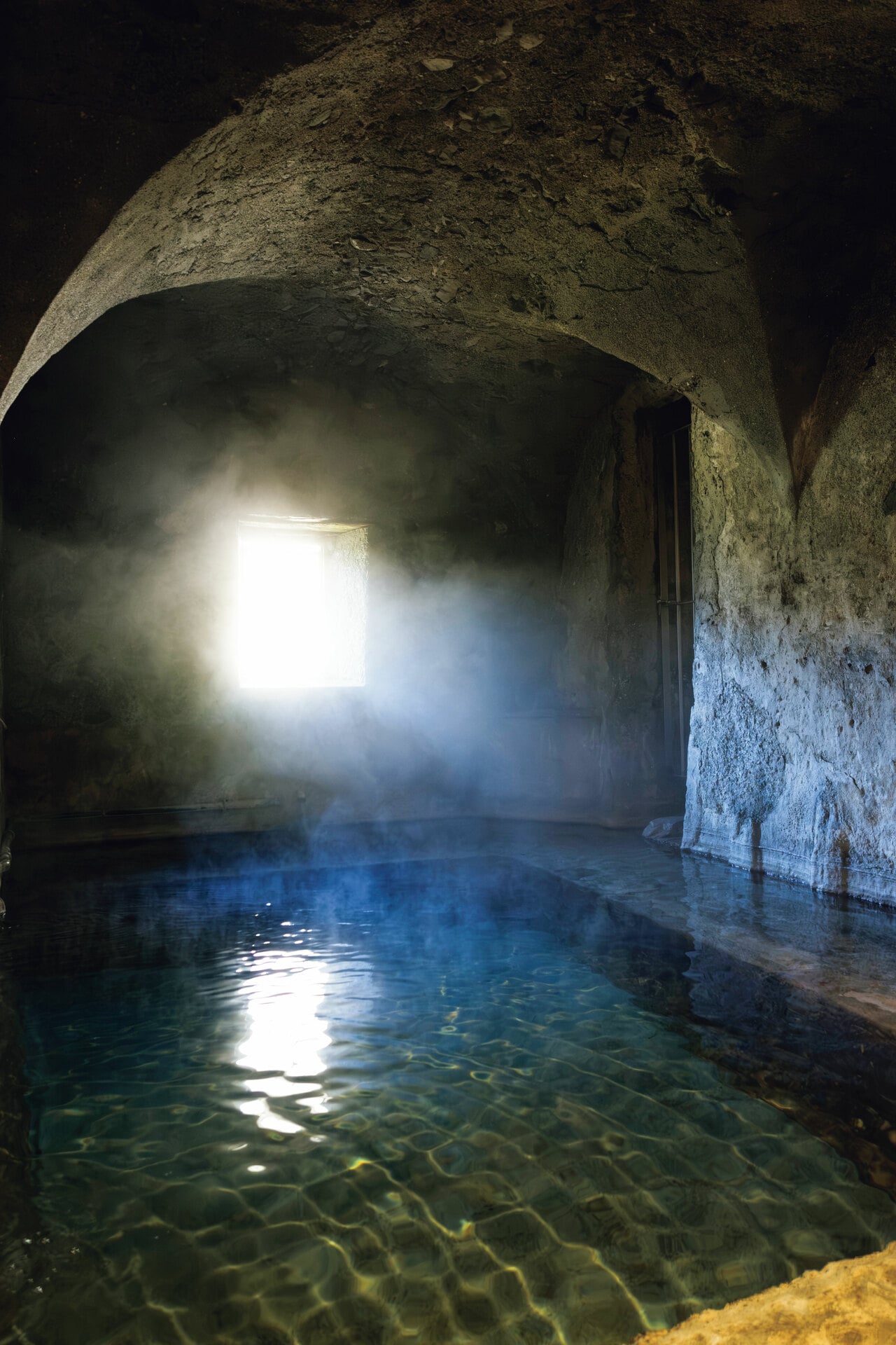 元教会が丸ごと湯舟になった「ローマ浴場」。窓から差し込む光が幻想的。