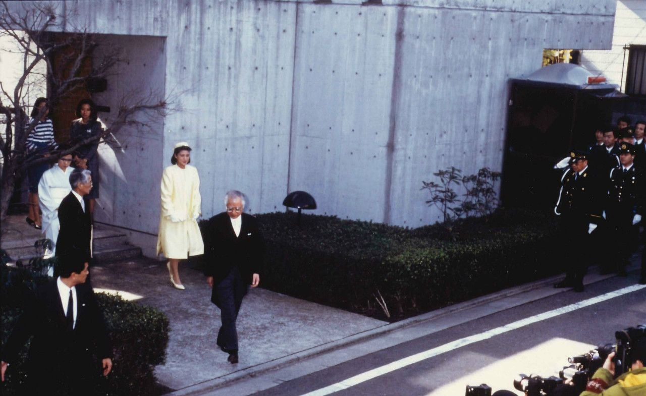 婚約会見当日の1993年1月19日、自宅を出発する小和田雅子さん　©JMPA