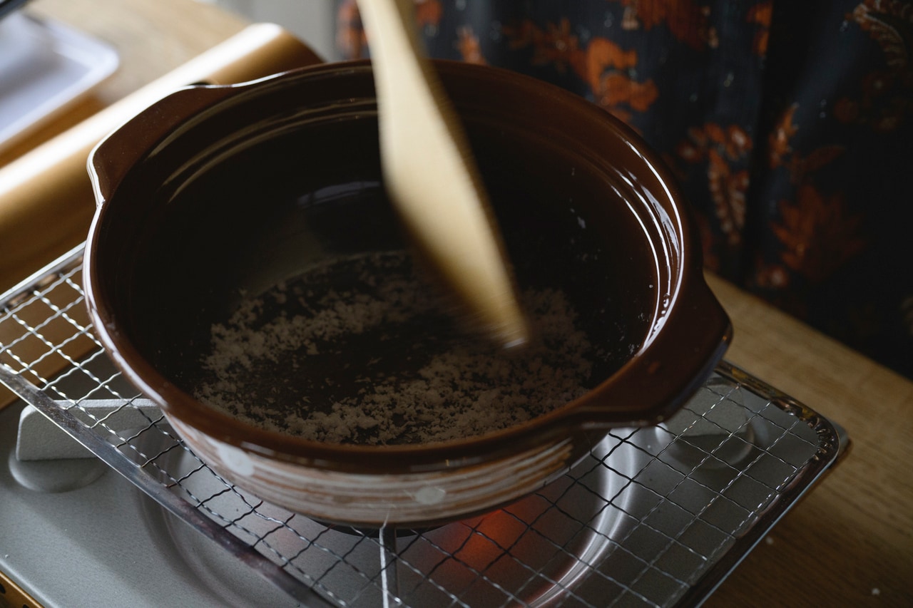 アレンジ塩をつくるには、まず基本の塩を焼き塩に。