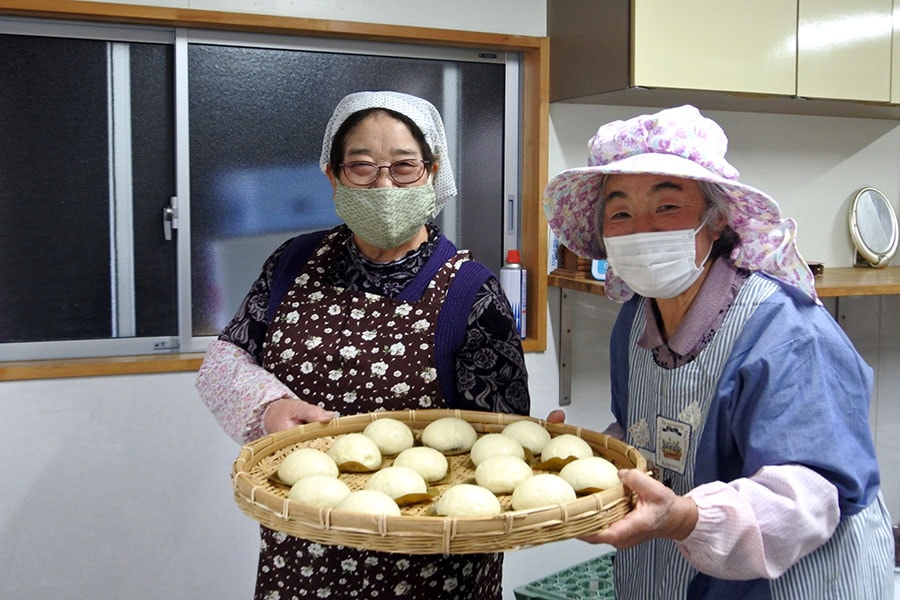 体験中、笑いが絶えなかった愉快な藤村スミ子さん(左)と谷中サチエさん(右)。