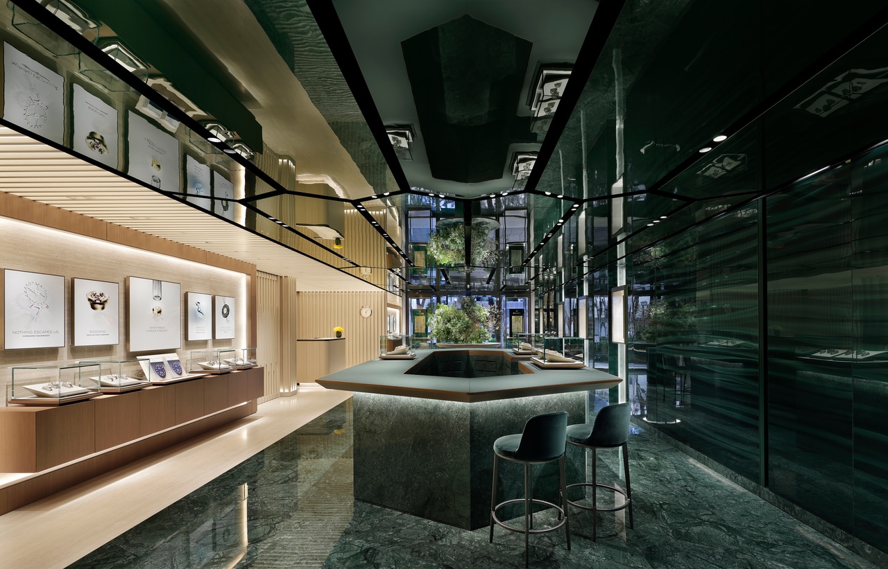 試着は1階エントランスフロアにて。ベージュとグリーンの大胆なコントラストが美しい。