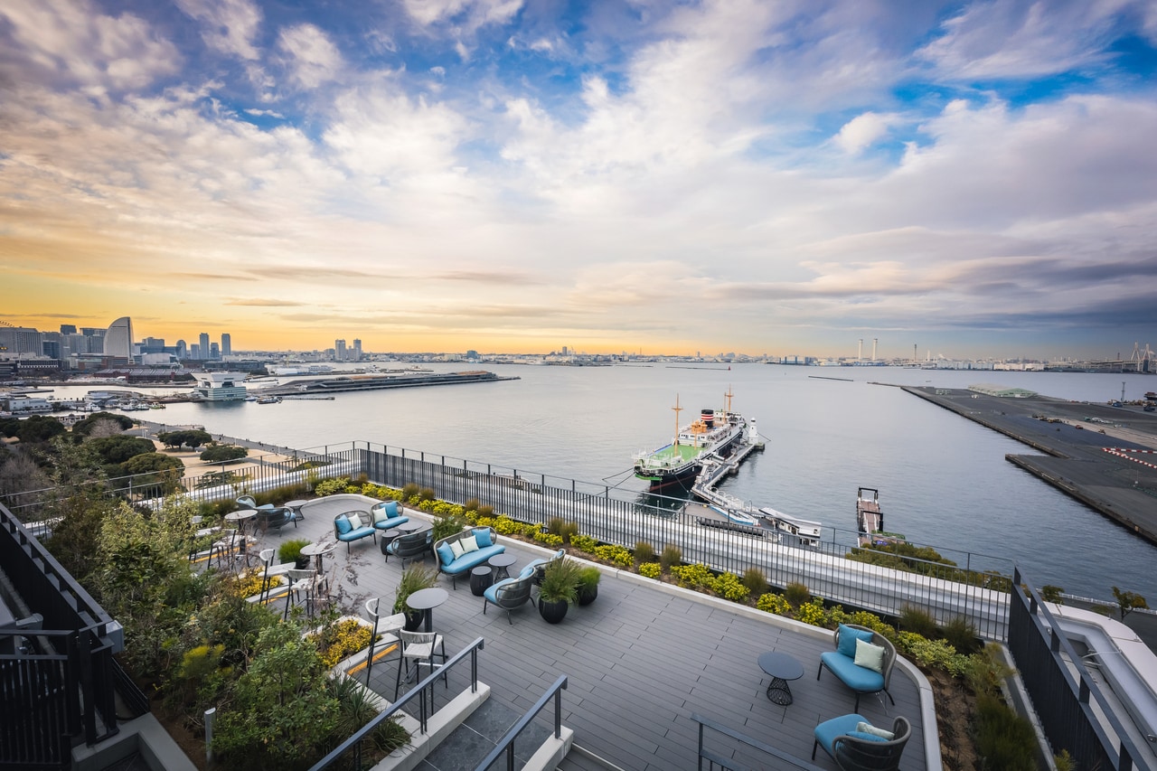 横浜港を一望する「ザ・ゲートホテル横浜 by HULIC」からの眺め。写真手前に広がるルーフトップテラスは、宿泊者専用のプレミアムな空間。