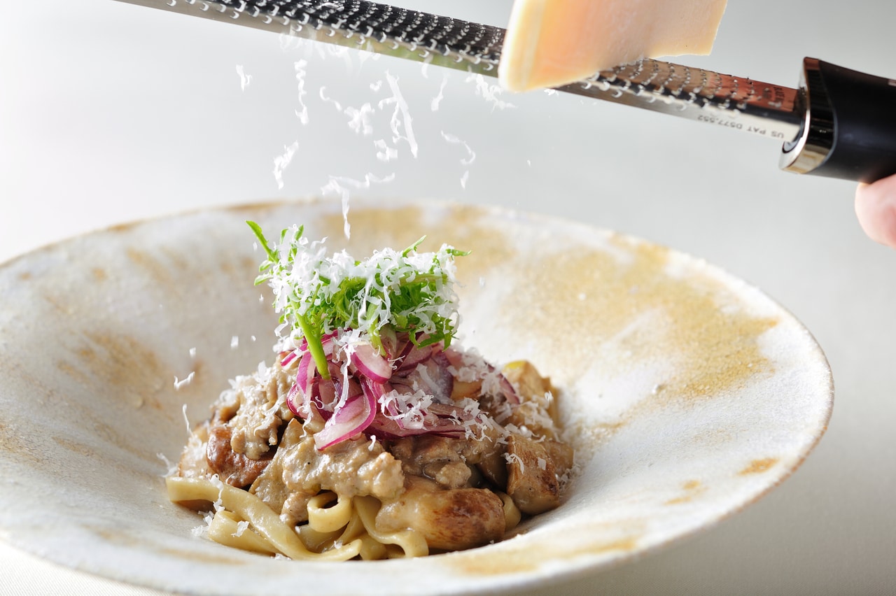 仕上げに削ってくれるパルミジャーノ・レッジャーノで、旨みと甘みがより引き立つ。