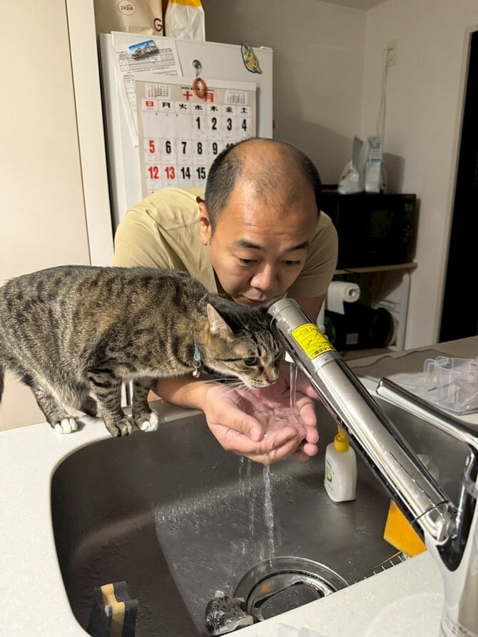 ごま吉がお水を飲むのをサポート。
