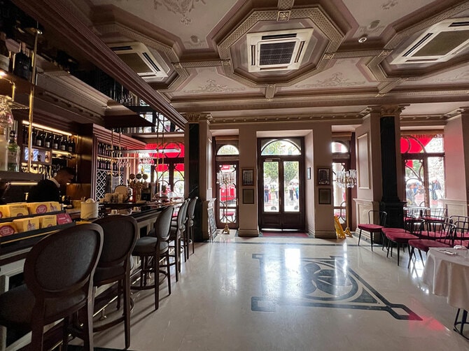 ロビー階にはバーカウンターもある。