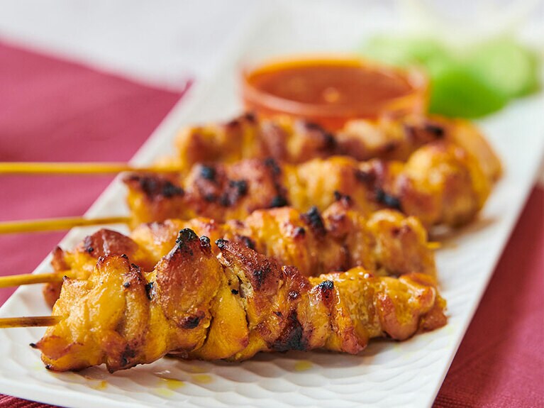 注文数ナンバーワンというマレー風焼き鳥「カジャンサテー」4本 880円。マラッカの黒糖使用。ピリ辛のピーナツ＆チリソースを添えて。鶏肉やわらか〜い。