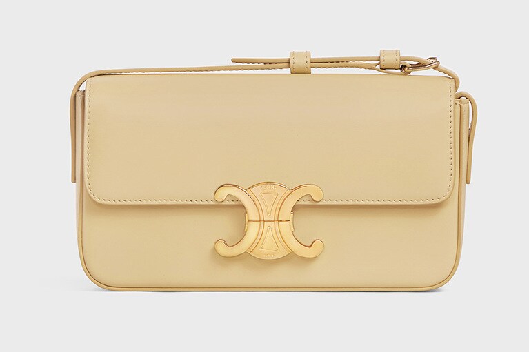 トリオンフ シャイニーカーフスキン ショルダー (パピルス) W20×H10×D4cm 240,000円。