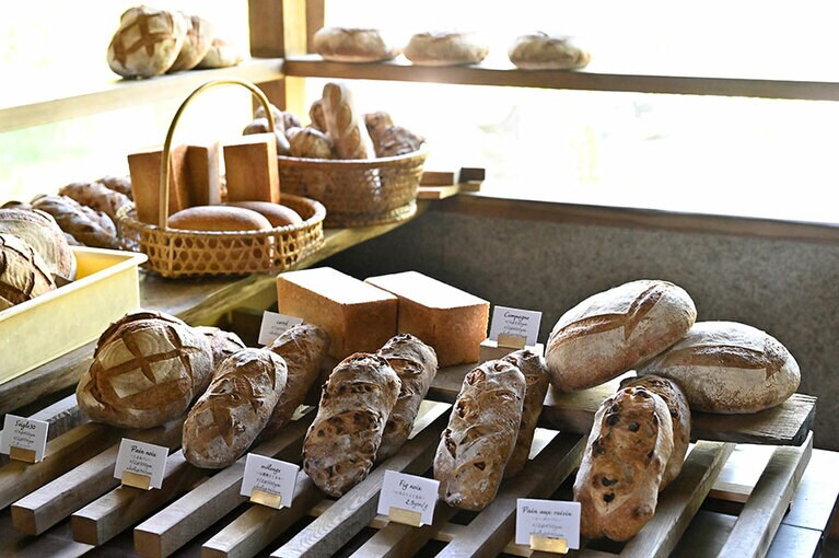 工房に併設された宝来店の店頭。角食パンもカンパーニュ生地。カンパーニュ 1,100円、くるみパン 960円など。各1/2カットも。