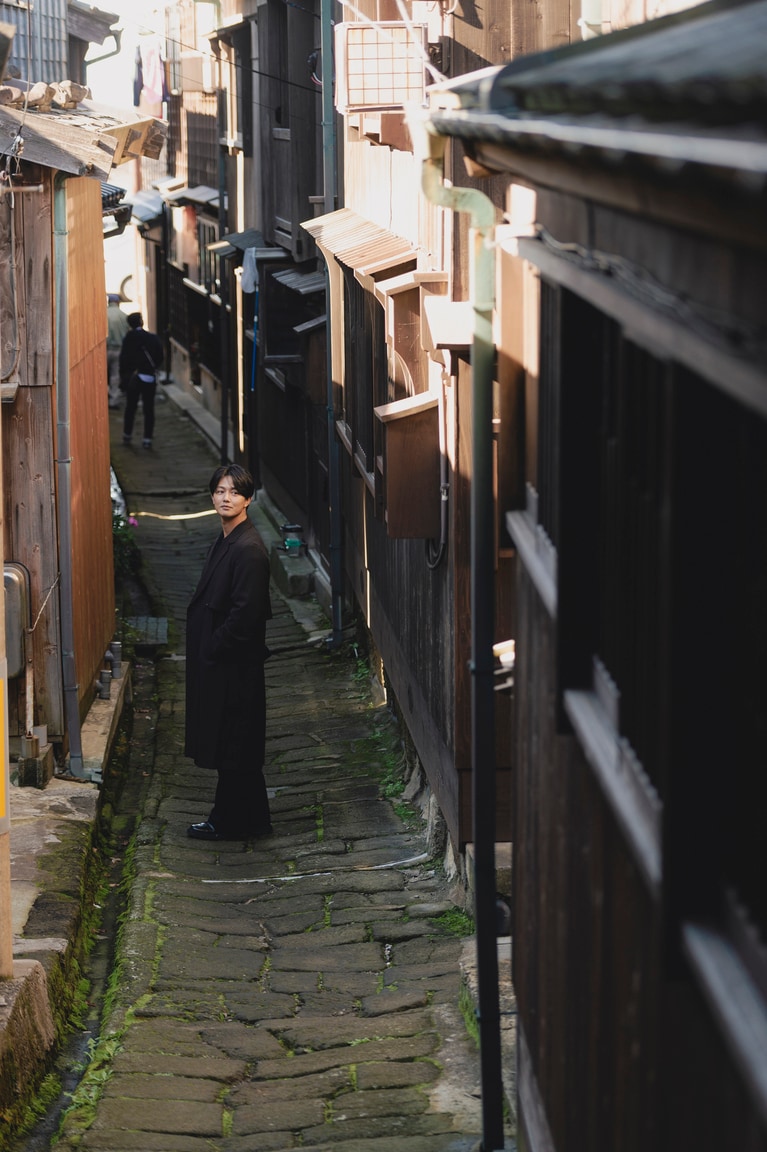 佐渡・宿根木に残る原風景に魅せられて。俳優・工藤阿須加さんと江戸時代にタイムスリップ【通いたくなる島、佐渡】