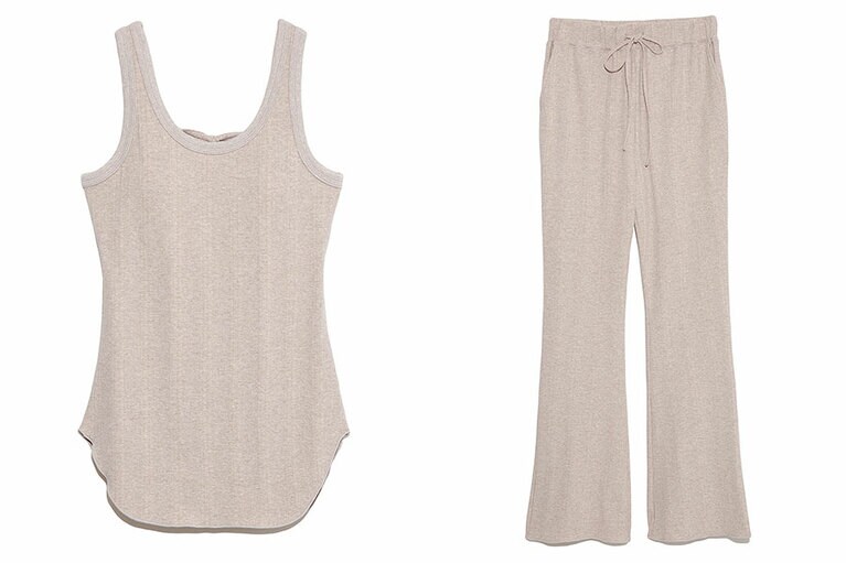 ランダムテレコタンクトップ 7,200円、パンツ 9,000円／エミ ヨガ。