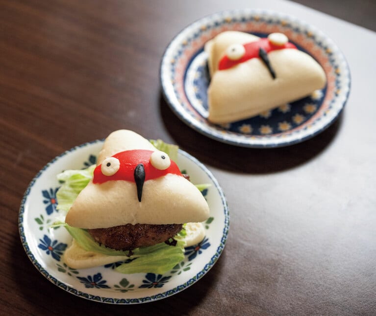 「トキたん」（右奥）200円。「トキたんバーガー」（左手前）は現在提供休止中。