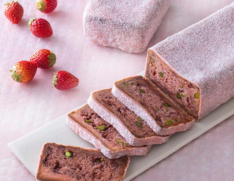 「プランタン～苺のお菓子～」小 2,200円、大 3,350円(オンラインショップ 4,540円※クール便代込み)。