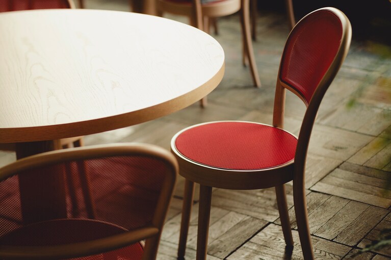 曲木椅子で有名なチェコのTON社のイス。深みのある赤がインテリアのアクセントに。
