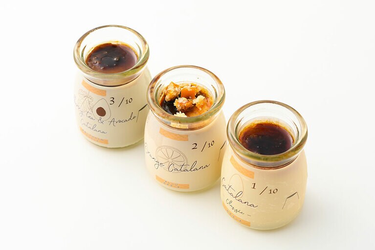 カフェ・ド・グリル　サザンクロス「シェフの魔法のアイスプリン カタラーナ」3種6個セット2,700円（各90ml）。手前から：カタラーナ、オレンジカタラーナ、桑茶とアボカドのカタラーナ／鹿児島県