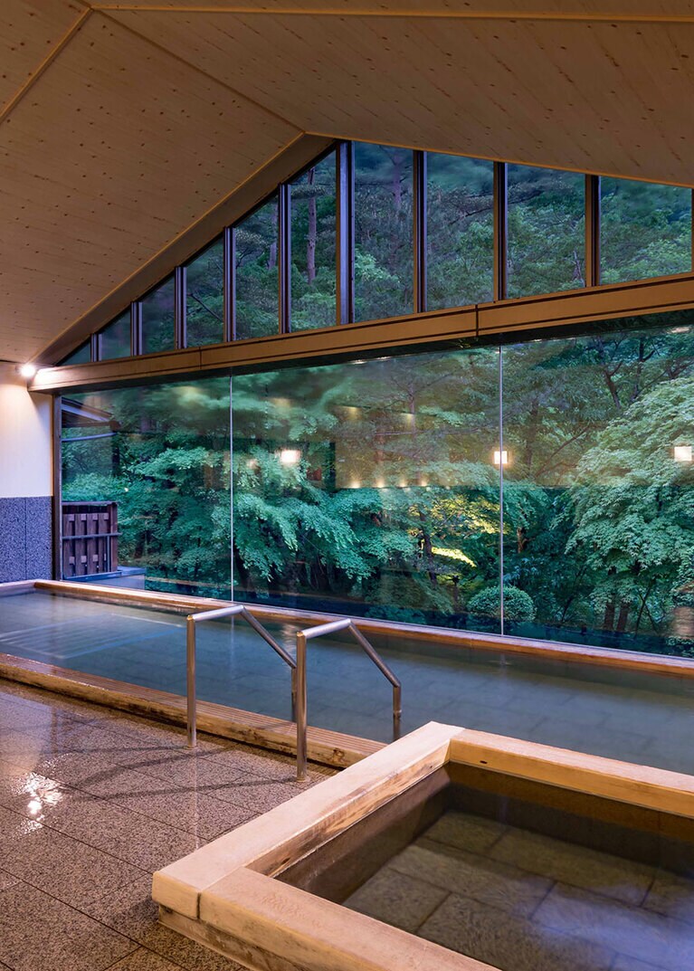 自家源泉の大浴場は、pH9.0の美肌の湯。