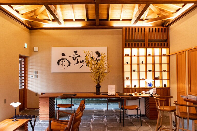 「あまやどりの宿 雨情草庵」のフロント。