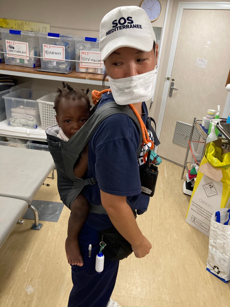 具合の悪い母親の代わりに子守をすることもある。