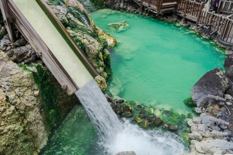 良質な湯に浸かって、日頃の疲れを回復。「草津温泉」は強力な殺菌力と高い泉質で知られ、多くの効能が期待できる。写真：kriver/イメージマート