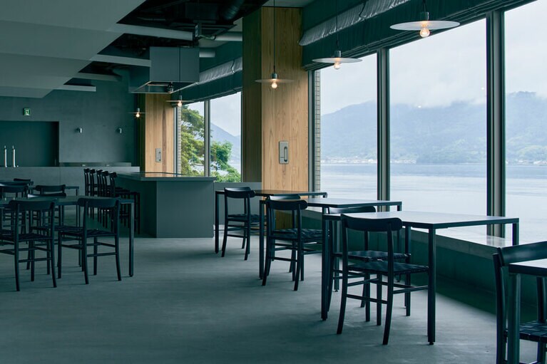 Entô［島根／隠岐諸島海士町］本館「Entô BASE」ダイニング。／photo by Kentauros Yasunaga