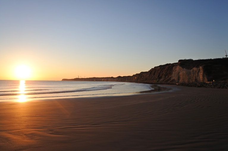 空気が澄んでいると、茜色に染まる富士山が見えることも。
