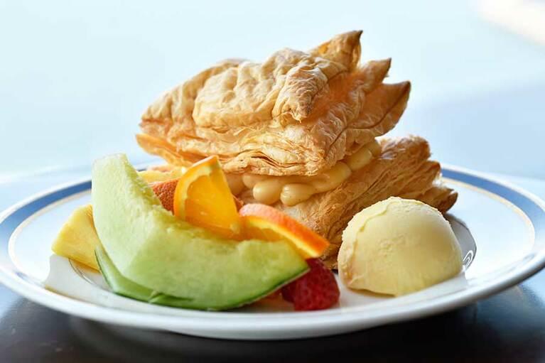 【グランドプリンスホテル広島】「スカイラウンジ トップ オブ ヒロシマ」のミルフィーユ 1,300円。