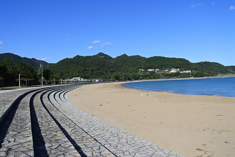 環境省が選ぶ快水浴場の「特選」のお墨付きをいただくブルービーチ那智。