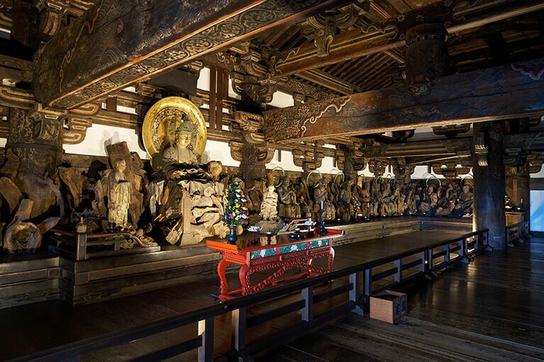 一般非公開の三門内部。宝冠釈迦如来坐像の左右に十六羅漢像が安置されている。