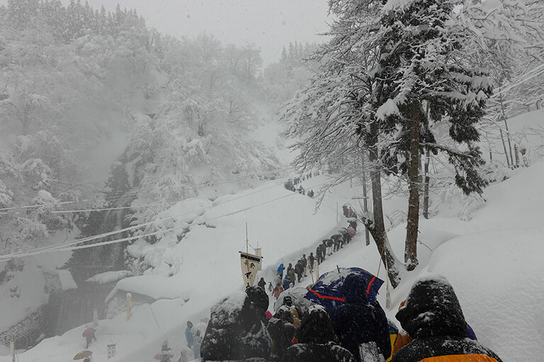 「むこ投げ」会場から「すみ塗り」会場へ。