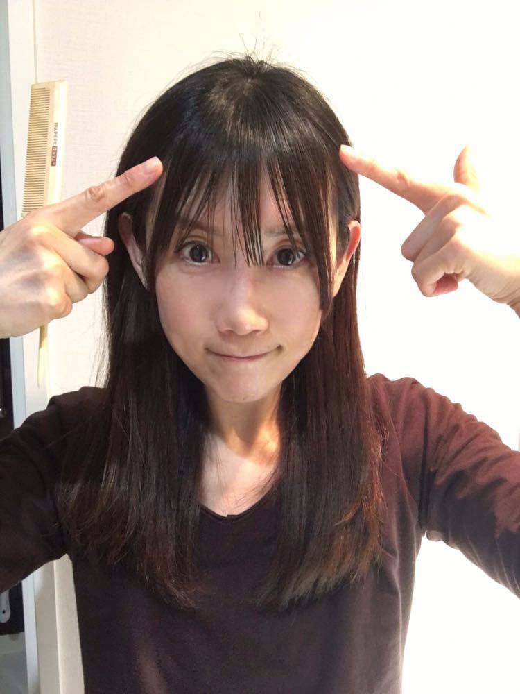 前髪は櫛でまっすぐにする。