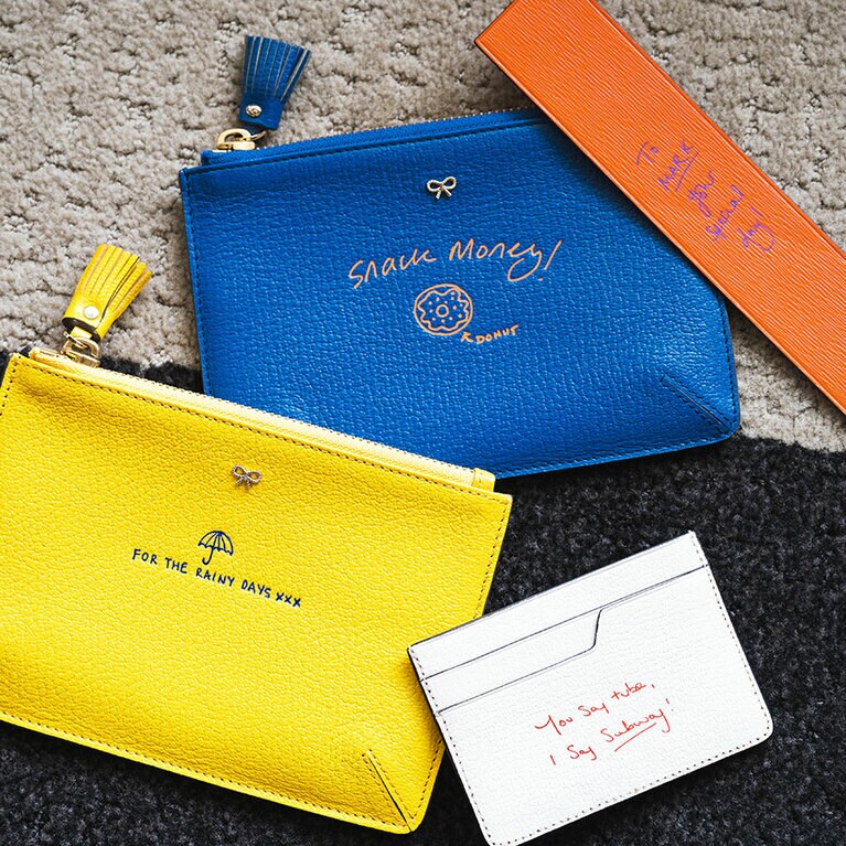 カードケース 20,900円、ブックマーク 12,100円、ルースポケット 各25,300円 ※いずれも別途タイプ文字 3,850円～ 手書き文字 11,000円～／アニヤ・ハインドマーチ ジャパン