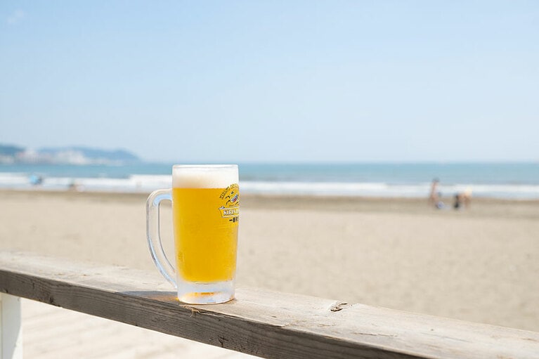 海、最短距離で生ビール！　パパイヤの生は一番搾りです。