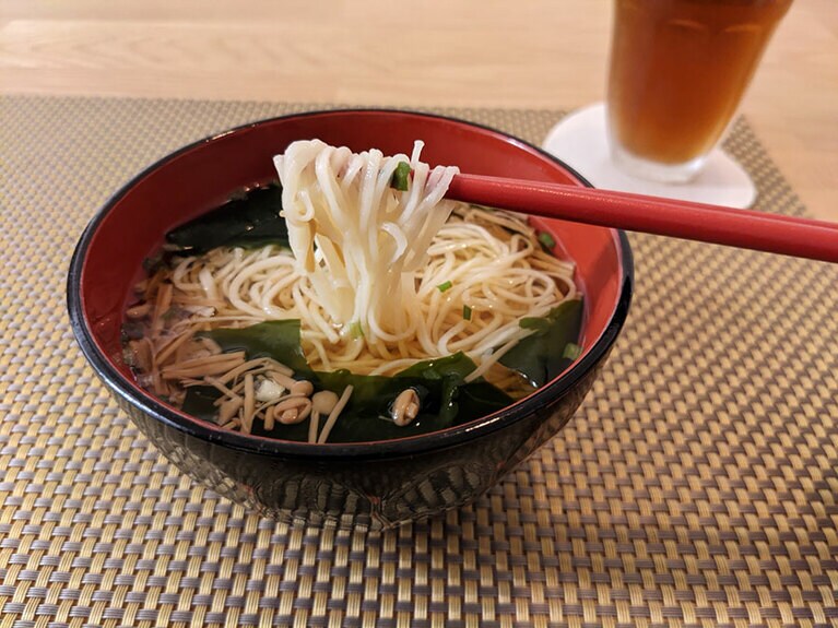 麺には国産小麦粉と長崎県崎戸の磯塩、雲仙山麓の名水を使用。