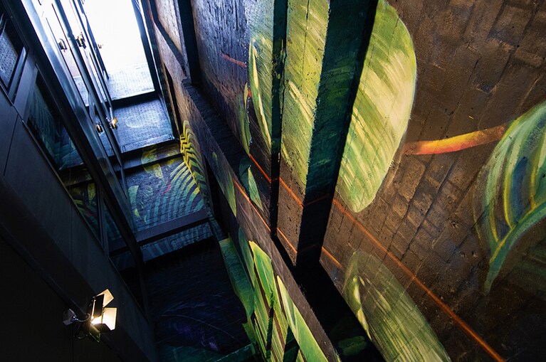 古い穀物倉庫の壁が最新のアート空間に。