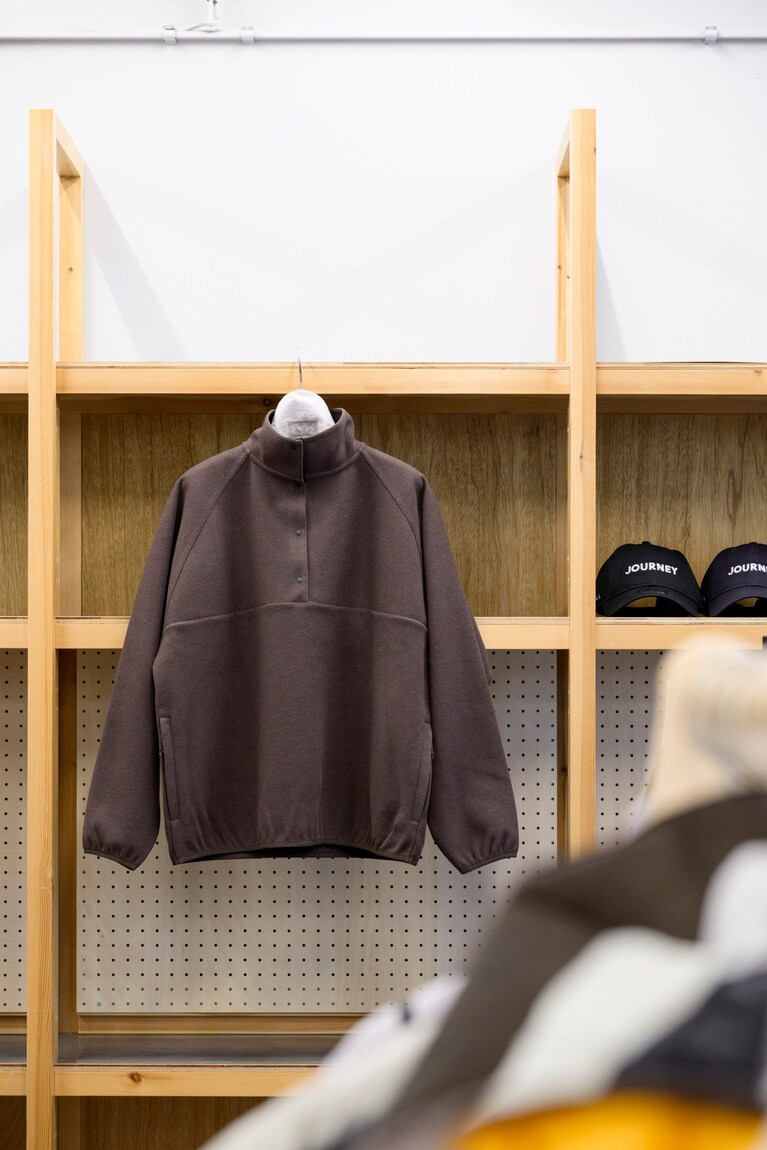 ULTRA THERMOを使ったトップス 11,000円。