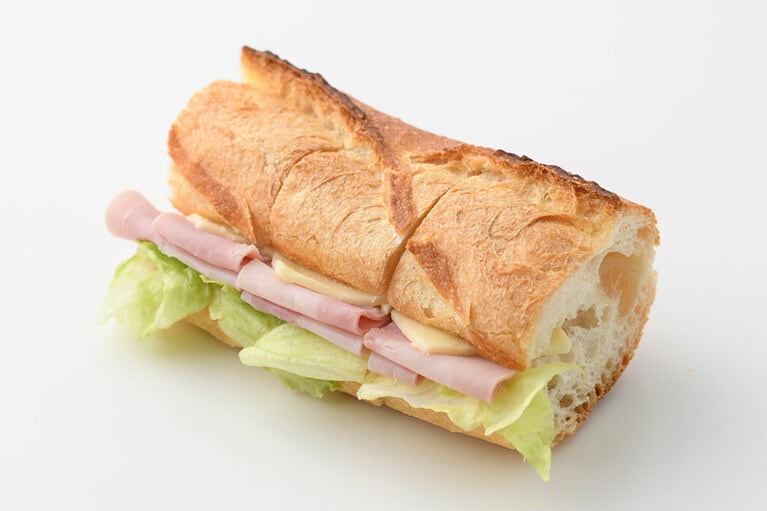 バゲットハムチーズサンド 440円。