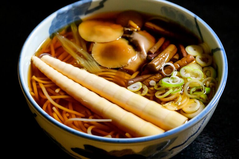 つなぎを使わずそば粉だけで打つ名物「酸ヶ湯そば」。宿に併設された「鬼面庵」で味わえる。写真は“山菜そば”800円。