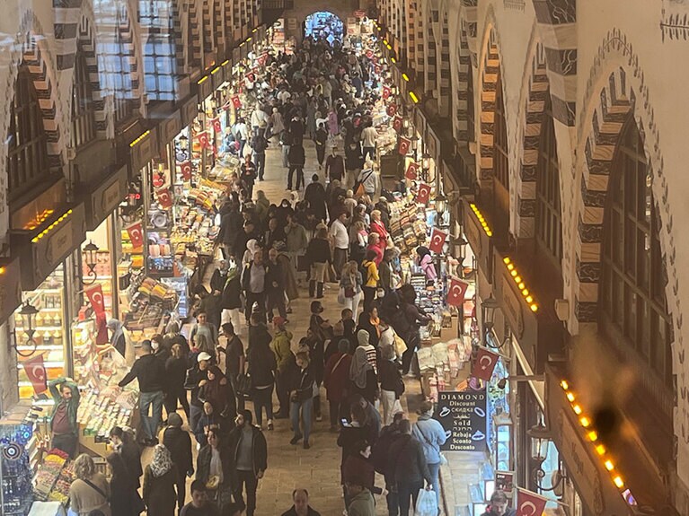 2階に上ると、ガラス越しに階下の「エジプシャン・バザール」が一望できる。