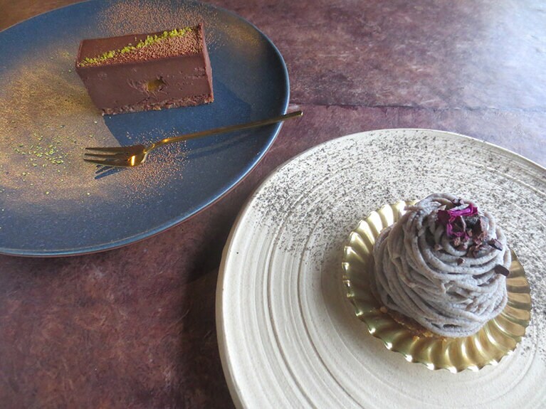 「黒豆モンブラン」、「オーガニックローチョコレートケーキ」各780円。