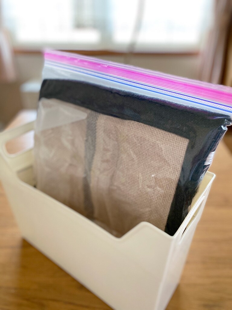 中山さんのご自宅でもジップロックが大活躍。冬物のマフラーを軽く圧縮して、ファイルケースに立てて収納しています。