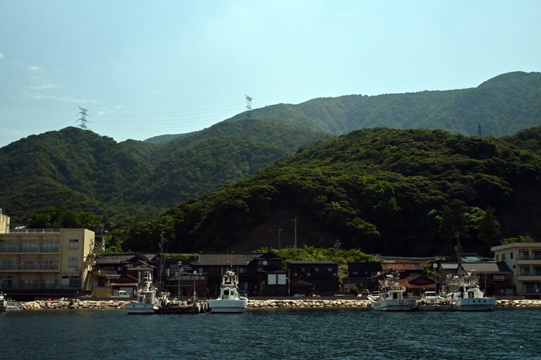 すぐ背後に山が迫り、県道が通る前は“陸の孤島”だったという色浜地区。
